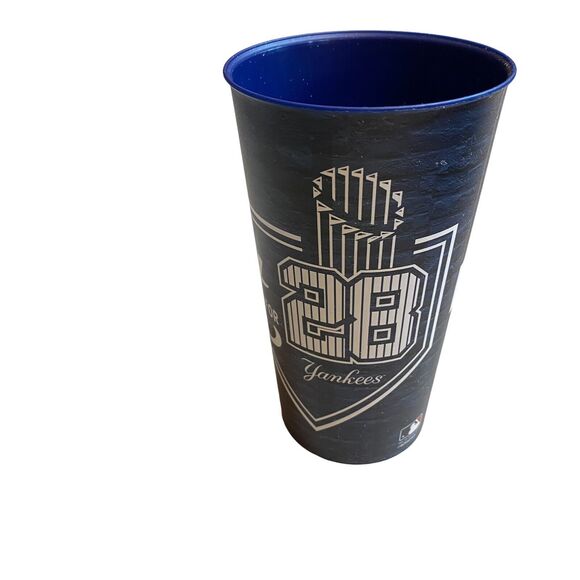 New York Yankees Duffle/Weekend/Gym Bag With Bonus Souvenir “Quest For 28” Cup - Picture 8 of 13